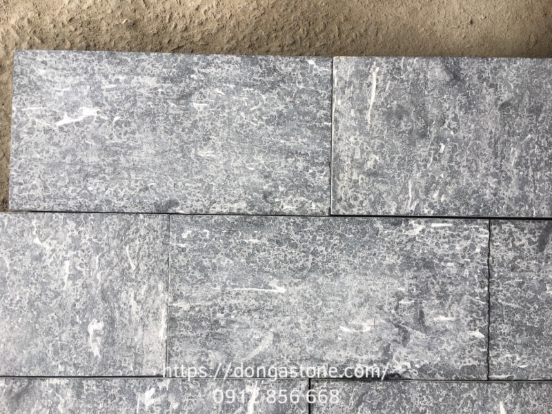 Mẫu đá xanh đen khò lửa với bề mặt thô nhám, chịu nhiệt tốt, phù hợp ngoài trời
