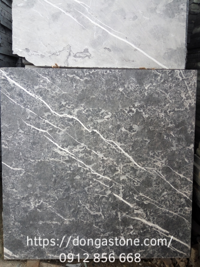 Đá xanh Thanh Hóa sở hữu màu sắc tự nhiên nên không đồng nhất như các loại gạch nhân tạo.