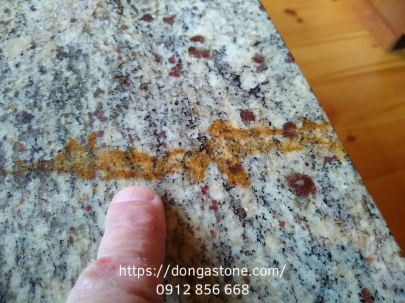 Những yếu tố trên cho thấy việc vệ sinh, bảo dưỡng đúng quy trình và sử dụng hóa chất phù hợp là điều cần thiết để duy trì vẻ đẹp tự nhiên, độ bền và giá trị lâu dài của các hạng mục đá tự nhiên.