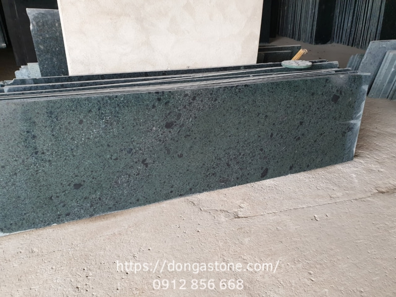 Đá xanh ngọc lặc Thanh Hóa có độ bóng tự nhiên nên cần được mài nhám để giảm độ trơn trượt khi lót sân vườn.