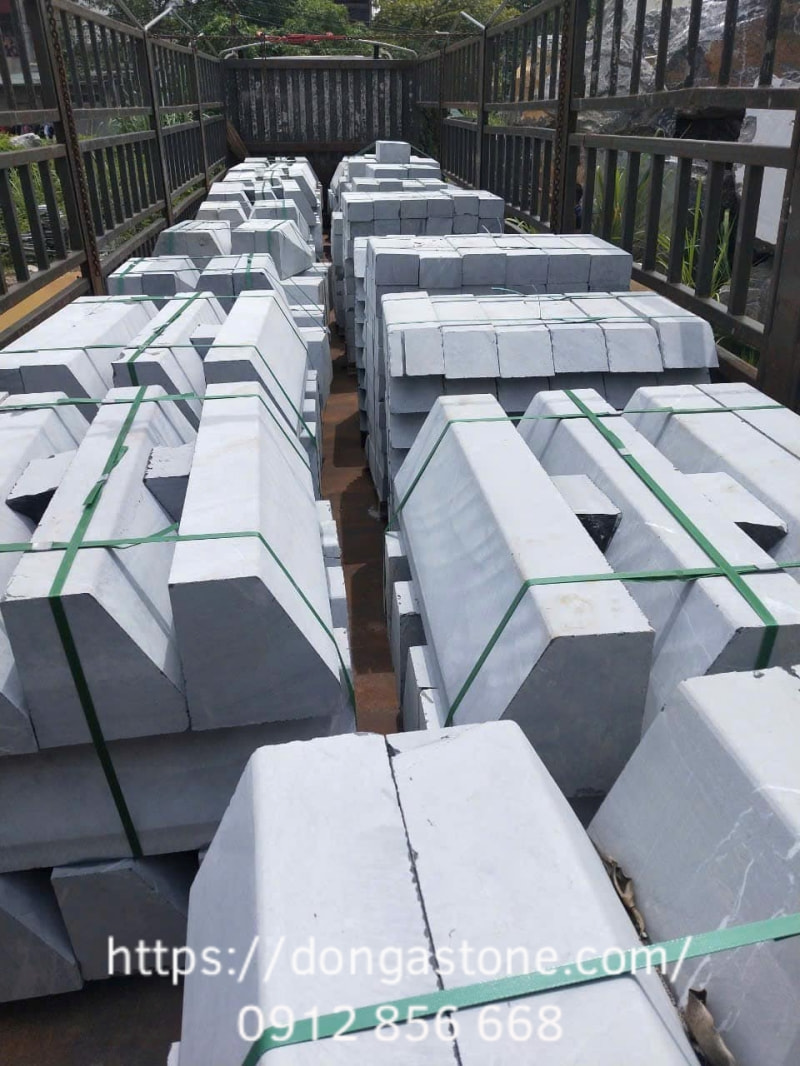 Bó vỉa cần được thi công thấp hơn hoặc ngang bằng với bề mặt lát nền sân