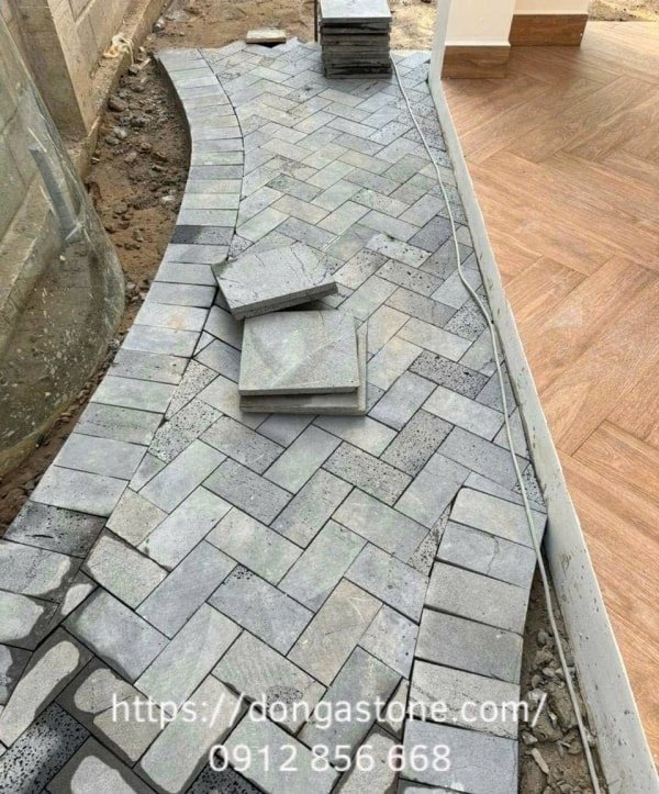 Đá tổ ong lát sân vườn có độ bền cao, tuy nhiên bề mặt dễ bám bụi vì các lỗ li ti nền cần vệ sinh thường xuyên.