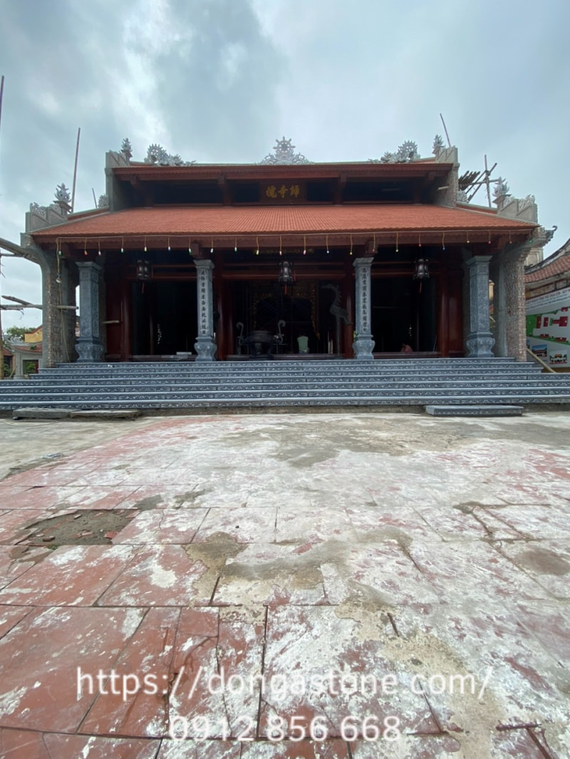 Từ đường lát đá xanh rêu phần trụ, bậc tam cấp kết hợp gỗ tự nhiên là phương án xây dựng tối ưu chi phí cho gia chủ khi xây nhà thờ họ bằng đá.