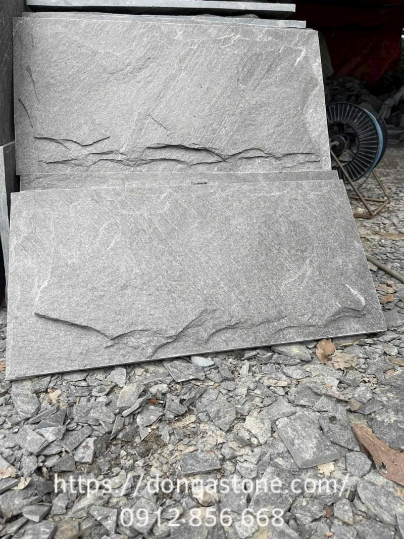 Đá chẻ tay vẫn giữ được nét đẹp tự nhiên, thô mộc làm tăng vẻ đẹp phóng khoáng cho sân vườn.