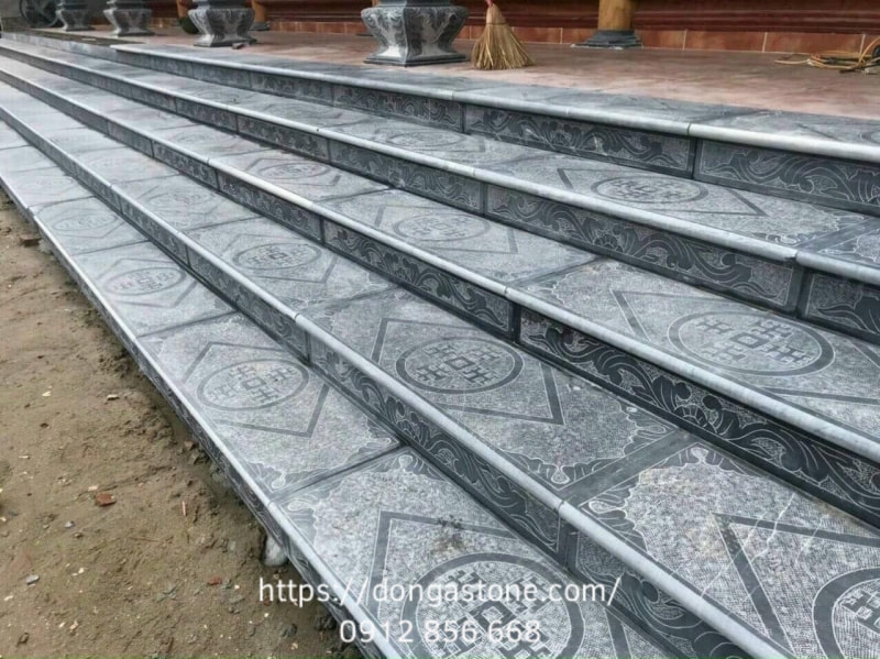 Thiết kế nhà thờ họ ứng dụng đá xanh rêu băm mặt để lát sân, kết hợp với trụ đá khắc chữ tạo nên sự mạnh mẽ, bề thế.