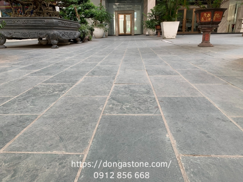 Mẫu 2: Đá xanh rêu lát lối đi sân vườn với bề mặt mài thô tinh trừ viền