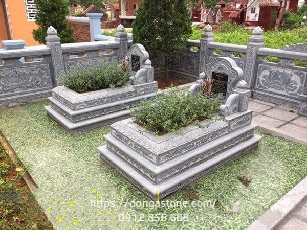 Lăng mộ được xây bằng đá xanh rêu theo thiết kế tam cấp trong kiến trúc Việt cổ, khắc hoa Sen 3D tỉ mỉ.