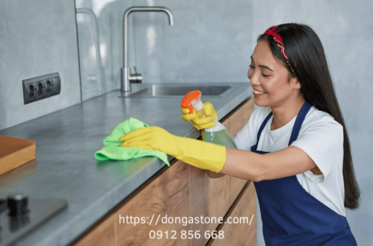 Lau sạch ngay vết đổ đồ ăn, thức uống để ngăn thấm sâu và tránh ố bẩn trên sàn đá tự nhiên.