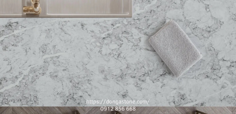 Quy trình này giúp làm sạch nhẹ nhàng, hạn chế bám bẩn và duy trì vẻ đồng đều của bề mặt đá tự nhiên theo thời gian.