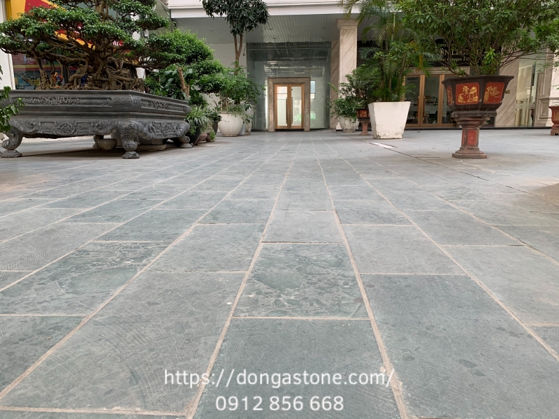 Đá Xanh Rêu Có Trơn Không? Đánh Giá Độ Bền Khi Lát Ngoài Trời 2 Đá xanh rêu có trơn không còn phụ thuộc vào cách gia công bề mặt và quá trình bảo dưỡng khi sử dụng.