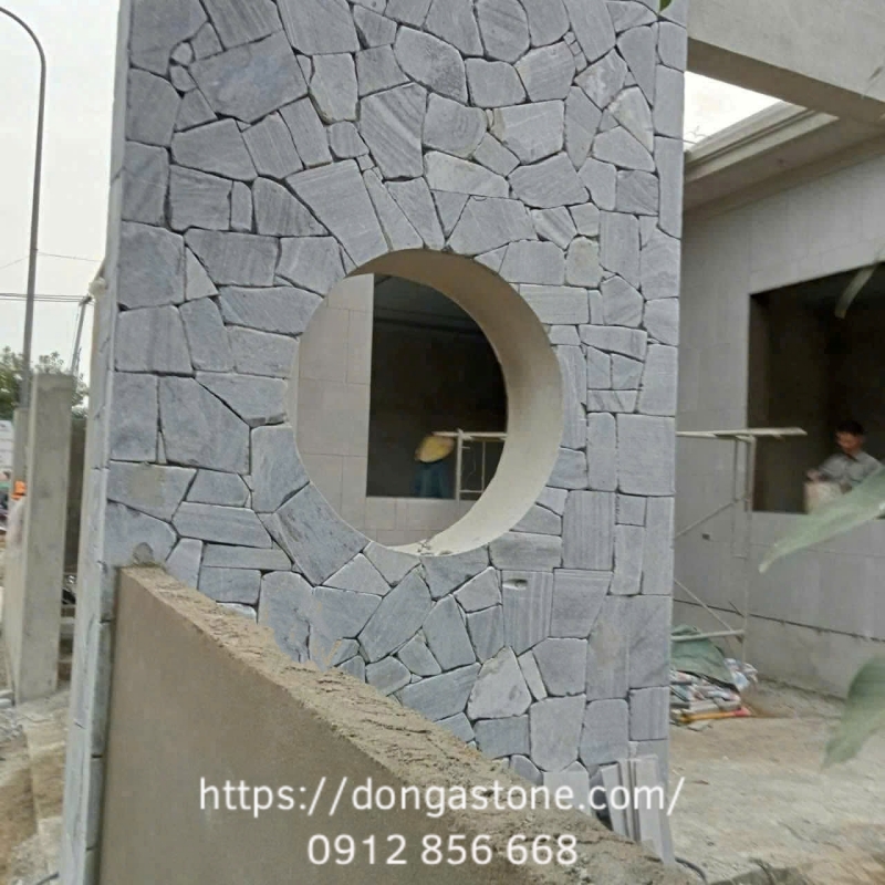 Đá xẻ tự nhiên bền chắc, giữ được vẻ đẹp mộc mạc.