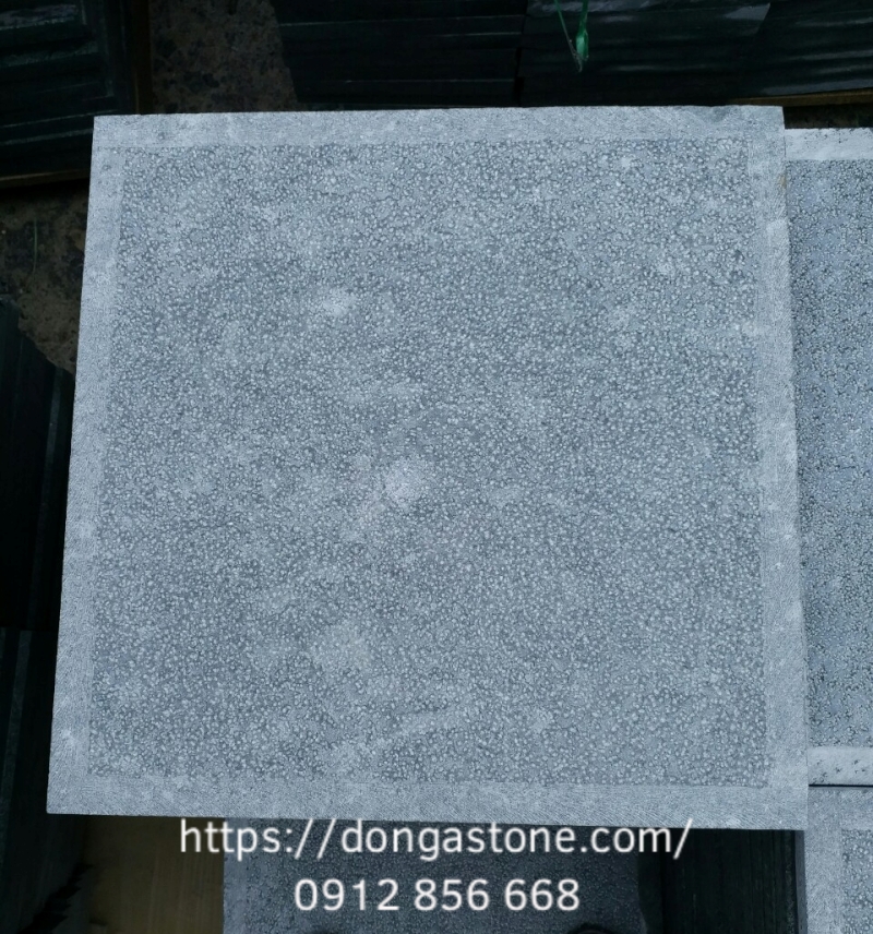 Đá xanh rêu băm mặt có độ bền vĩnh cửu, chịu nhiệt tốt, bề mặt hạn chế trơn trượt nên rất hợp để lát sân vườn.