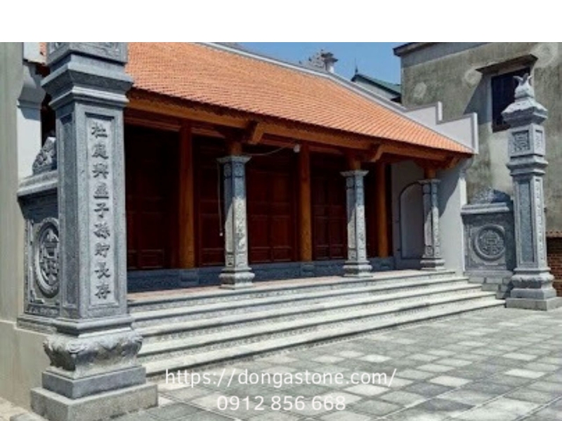 Đá xanh rêu lát sân kết hợp cột đá khắc chữ, phù hợp cho các công trình tâm linh và không gian trang nghiêm