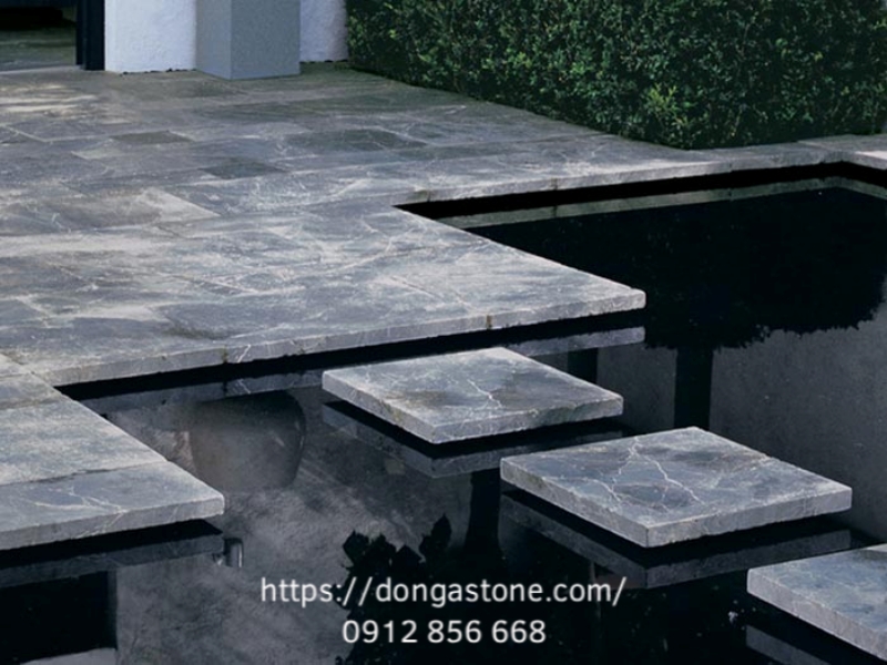 Ứng dụng đá lát quanh hồ nước hoặc tiểu cảnh giúp tạo điểm nhấn và tăng tính liên kết cho tổng thể.