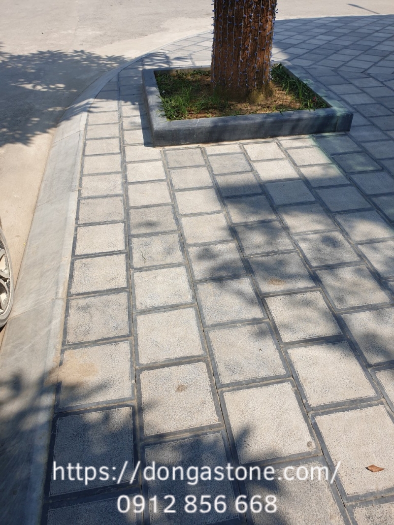 Đá xanh đen Thanh Hóa băm mặt trừ viền khổ 30x60 lát so le giúp vỉa hè trở nên nổi bật.