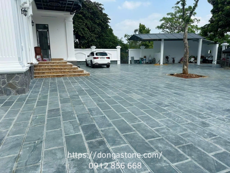 Đá xanh rêu lát sân có độ dày cao, khả năng chịu tải lớn và tăng độ bám cho bánh xe khi di chuyển.