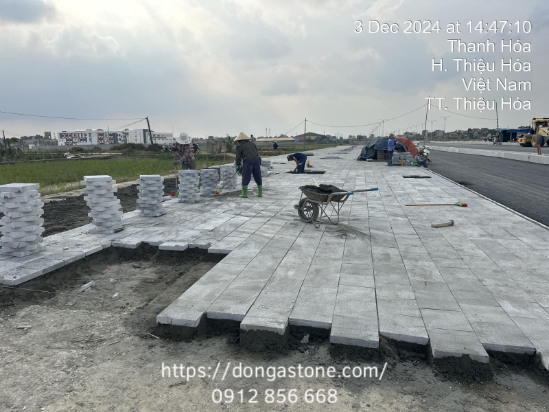 Công tác lát vỉa hè bằng đá tự nhiên đòi hỏi lớp nền kiên cố, đường nối tỉ mỉ.