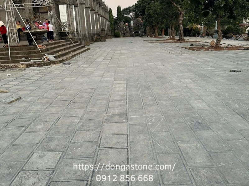 Đá xanh rêu dùng để lát vỉa hè ngoài trời có độ bền cao, chịu được thời tiết và giữ được vẻ đẹp theo thời gian.