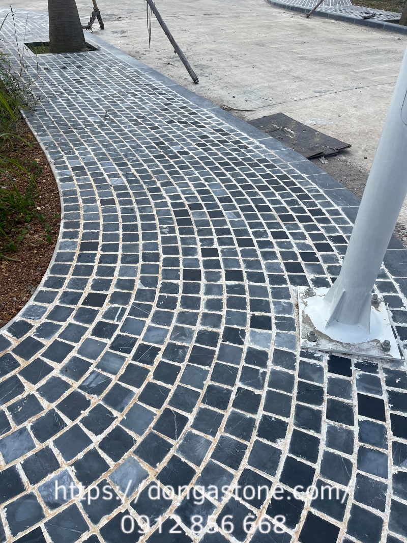 Vỉa hè lát đá xanh đen cubic, đi mạch 10mm đậm phong cách Mosaic tạo điểm nhấn cho toàn bộ cảnh quan.