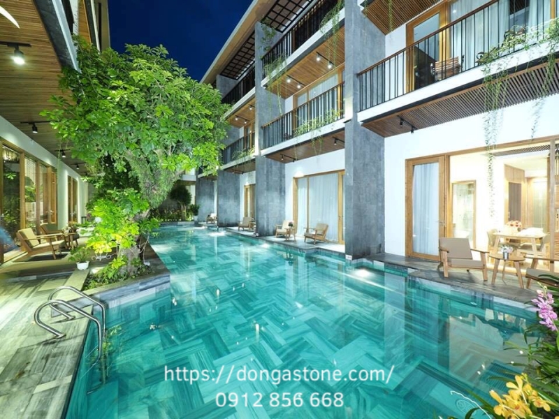 Không gian hồ bơi lát đá tự nhiên ziczac càng thêm đẳng cấp với hệ đèn chiếu sáng highlight.