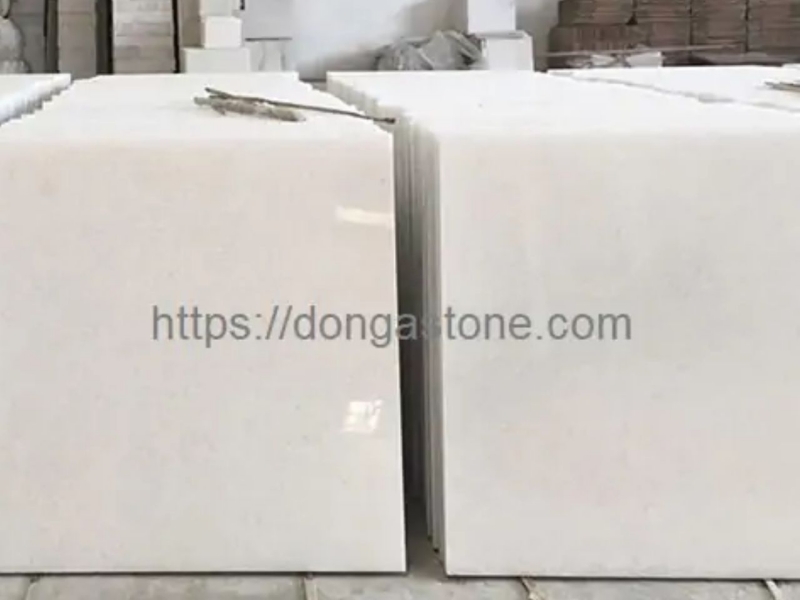 Đá cẩm thạch trắng muối Nghệ An dùng trong ốp lát và trang trí nội thất.