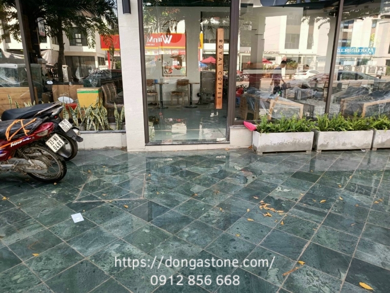 Đá xanh Thanh Hóa có màu chủ đạo là xanh rêu, xanh đen, xanh ngọc.