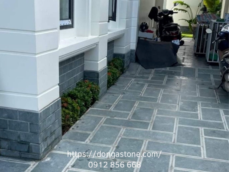 Chọn đá xanh rêu lát sân có khả năng thấm nước phù hợp để đảm bảo độ bền ngoài trời.