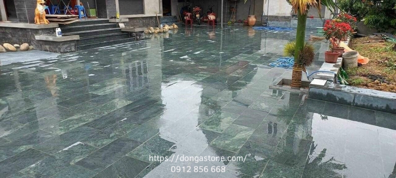 Đá Xanh Rêu Là Gì? Nguồn Gốc, Đặc Điểm & Lý Do Được Ưa Chuộng 4 Đá xanh rêu là lựa chọn hoàn hảo cho hạng mục ốp lát sân vườn, hồ bơi, bậc tam cấp,... vì độ cứng cáp, tuổi thọ sử dụng cao.