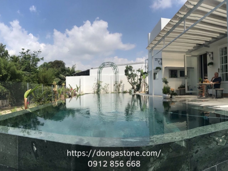 Đá xanh rêu sử dụng cho hồ bơi cần có bề mặt phù hợp để hạn chế trơn khi di chuyển.