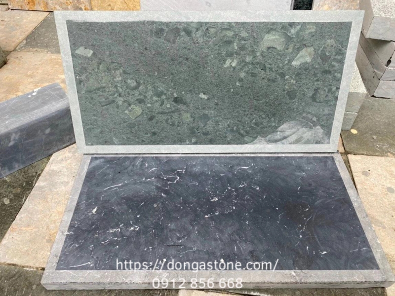 Bề mặt đá xanh rêu mài bóng mờ, làm nổi bật vân đá và giữ cảm giác tự nhiên, tinh tế.