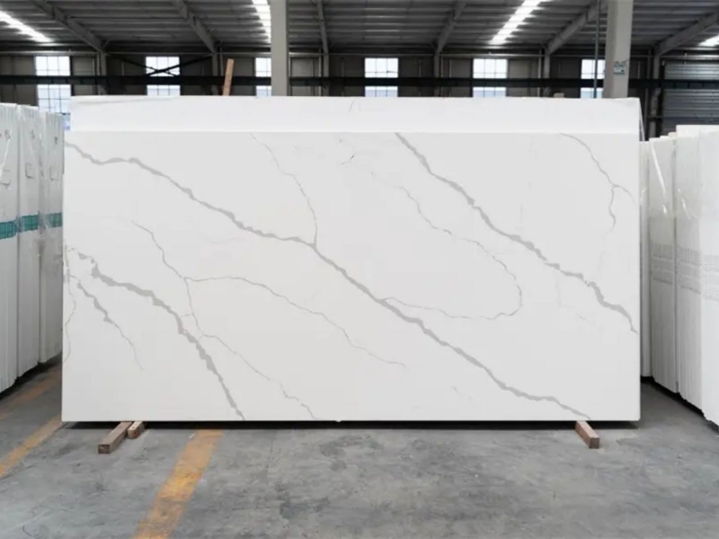 Đá cẩm thạch nhân tạo với bề mặt đồng đều, màu sắc đa dạng và chi phí hợp lý.
