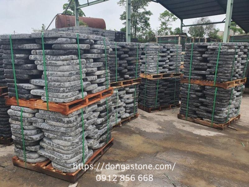 Đá thớt ong đen với bề mặt tổ ong tự nhiên được đóng khay đồng đều để thuận tiện vận chuyển.
