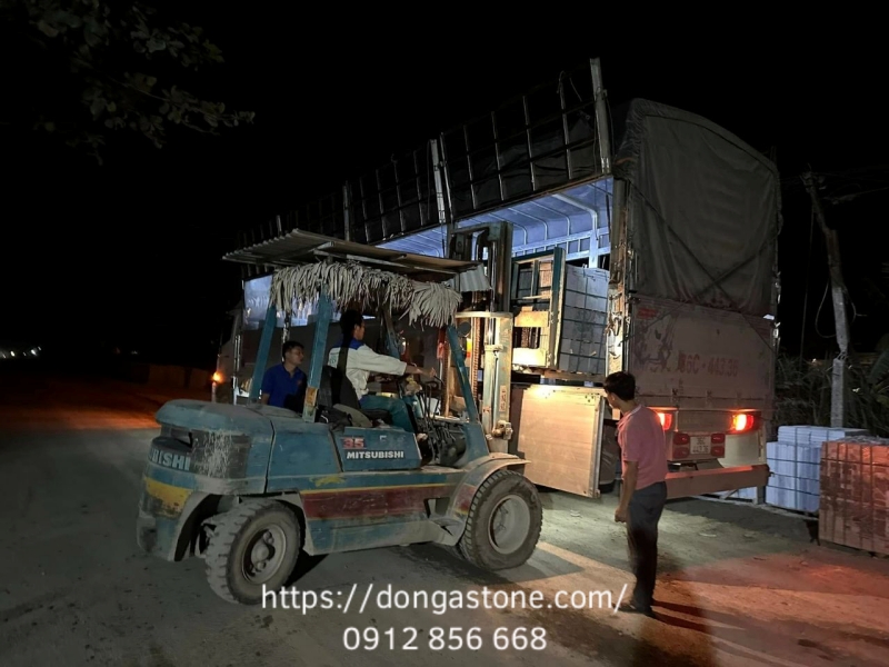 Lựa chọn nhà cung cấp gần khu vực giúp tối ưu chi phí vận chuyển và hạ hàng đá xanh rêu Thanh Hóa.
