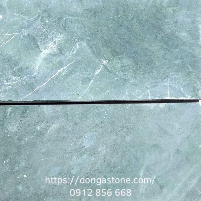 Bề mặt đá xanh rêu cắt thô với cạnh sắc nét, giữ nguyên hình dạng tự nhiên của khối đá.