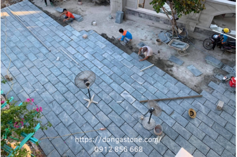 Topmat không chỉ phân phối đá xanh Thanh Hóa ốp lát mà còn có bàn ghế từ đá tự nhiên.
