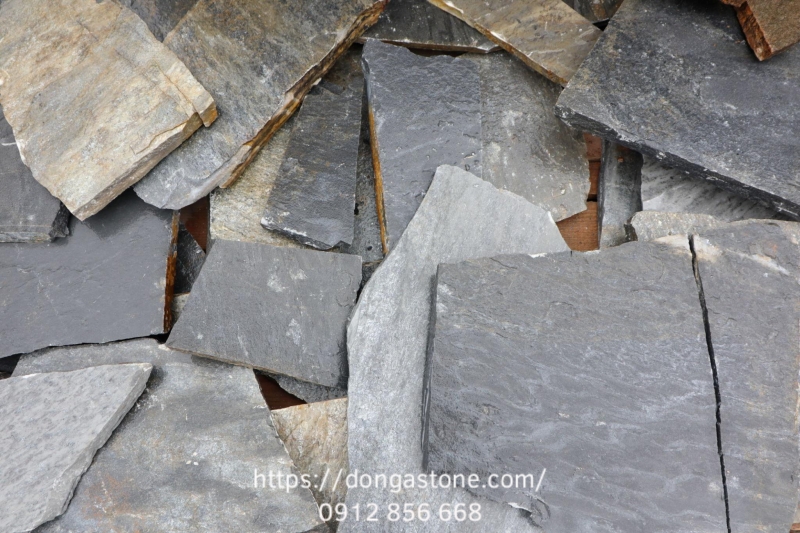 Đá chẻ Slate dạng rối với bề mặt phân lớp tự nhiên thường dùng cho lát lối đi.