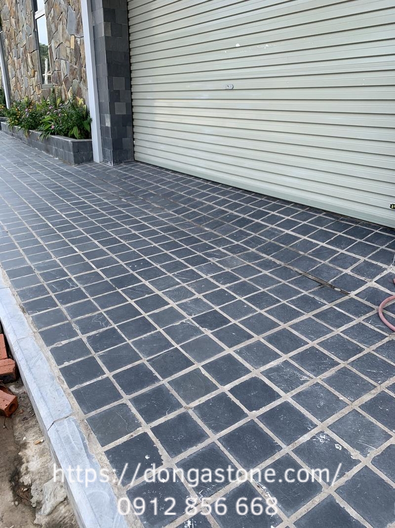 Đá lát vỉa hè Slate đa sắc/đen sở hữu nét đẹp không trùng lặp, tạo nên sự sang trọng cho khuôn viên.