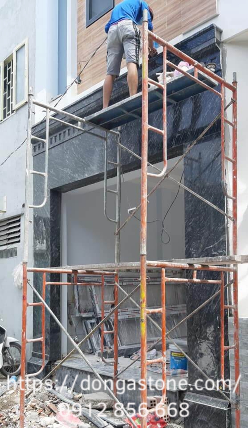 Đá Hoa cương xanh đen phù hợp để ốp mặt tiền nhà phố, phong cách hiện đại.