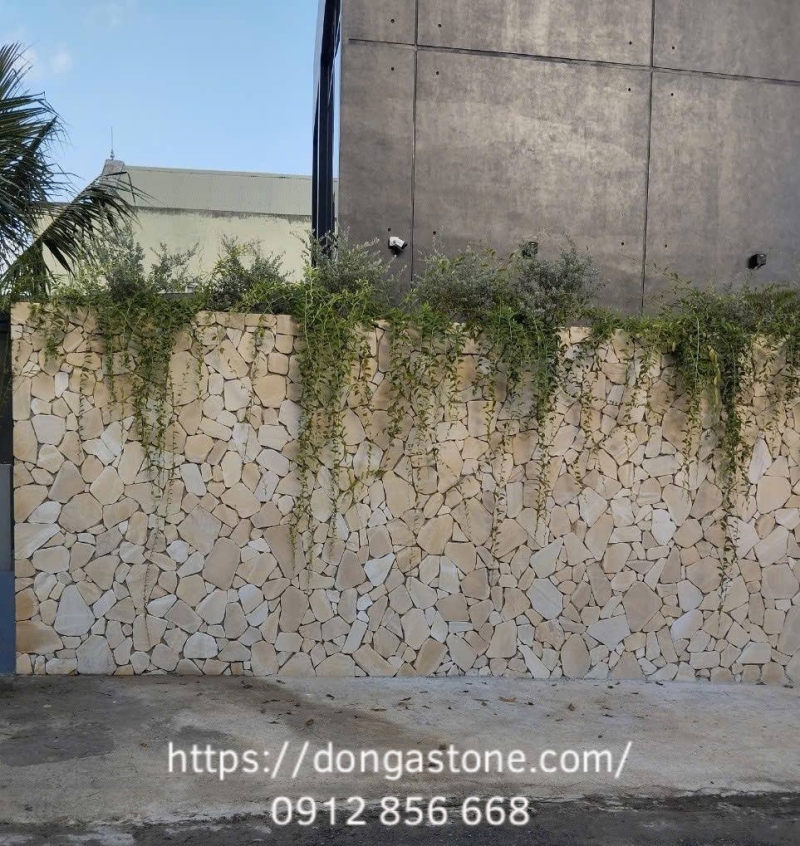Đá Slate đa dạng màu như đen ghi, xám đen hoặc đa sắc như vàng, nâu và đen.