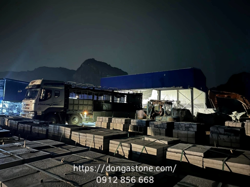 Nhà máy Đông Á Stone với quy trình gia công đá xanh rêu đạt tiêu chuẩn chất lượng.