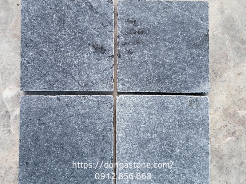 Đá xanh rêu kết hợp làm phẳng và tạo độ nhám, cạnh viền được xử lý gọn gàng tăng tính thẩm mỹ