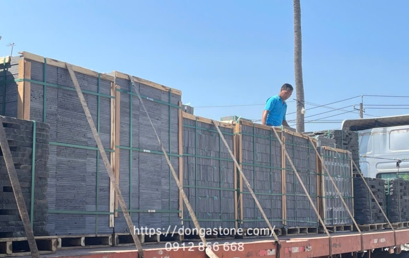 Long Tuệ Tâm sở hữu nhà máy sản xuất công suất lên đến 20.000 m² đá mỗi tháng.