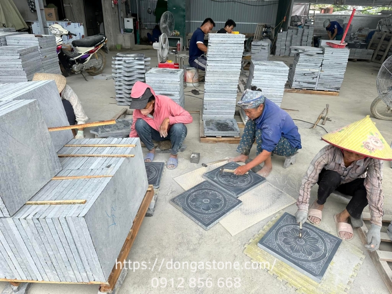 Gia công đá băm họa tiết với các chi tiết hoa văn tinh tế được tạo hình rõ nét.