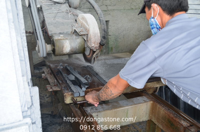 Gia công đá xanh rêu thành lát vuông đảm bảo tiêu chuẩn kỹ thuật, phục vụ thi công lát nền.