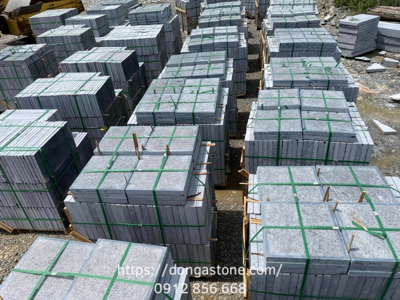 Đá xanh băm nhám trừ viền với bề mặt nhám và viền mài tạo điểm nhấn thẩm mỹ.