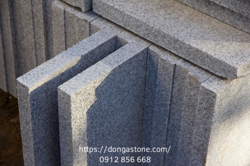 Đá Granite bề mặt nhám với cấu trúc hạt chắc, phù hợp cho nhiều hạng mục sử dụng.