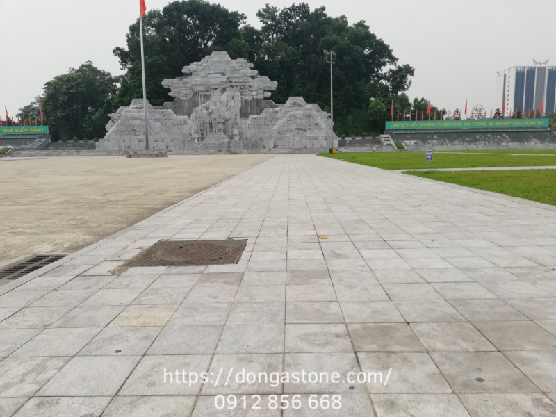 Đá ghi sáng mài thô lát vỉa hè có độ bền cao, chống trơn trượt tốt và giúp không gian thêm thoáng đãng, tươi sáng.