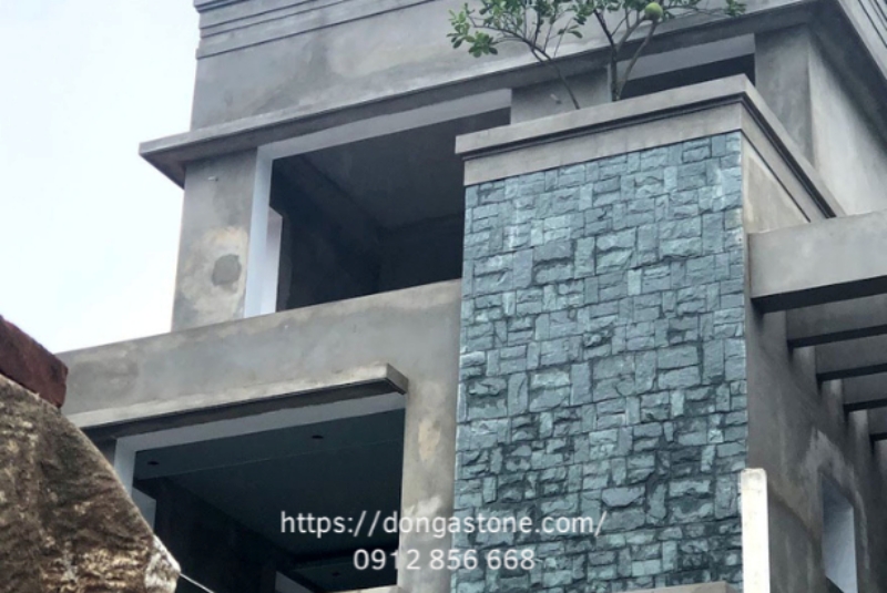 Đá xanh nhân tạo vẫn mang đến hiệu ứng đẹp mắt, sang trọng nhưng khả năng chống chịu với thời tiết không bằng đá tự nhiên.