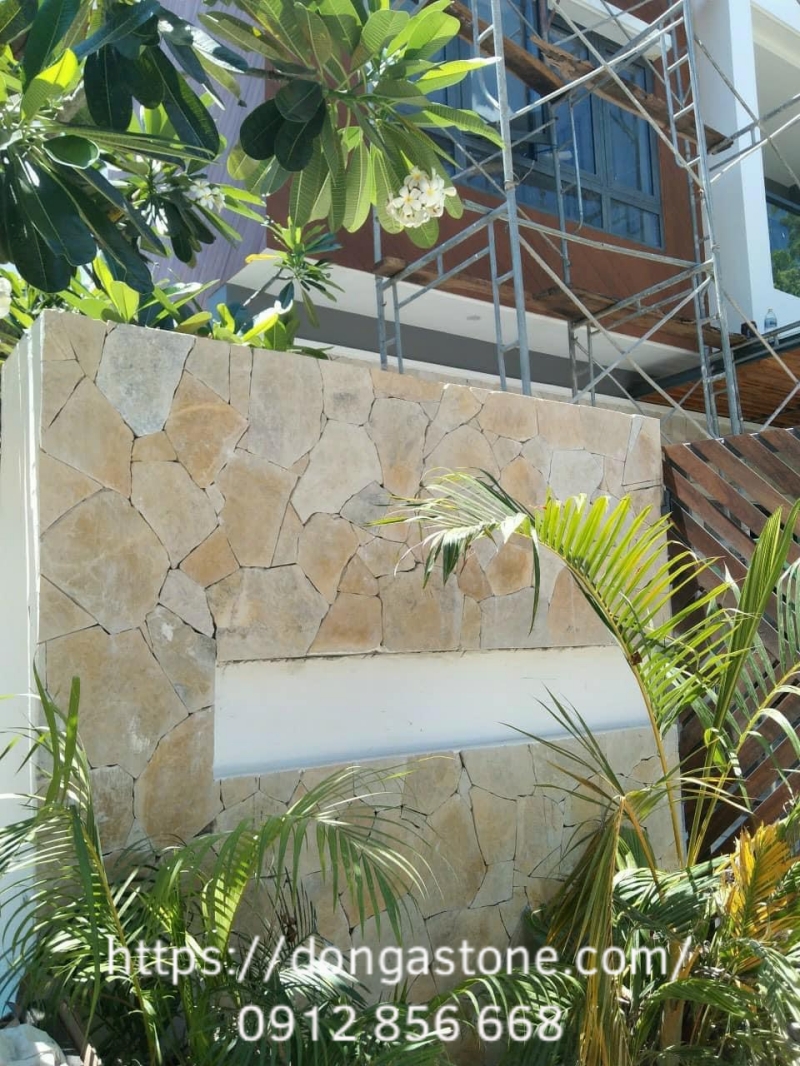 Đá xẻ tự nhiên dạng xếp rối giúp mặt tiền ngôi nhà trở nên nổi bật, nghệ thuật hơn.