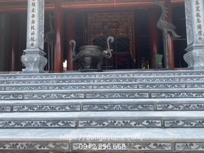 Đá xanh rêu sử dụng trong công trình chùa tạo cảm giác trang nghiêm và bền vững theo thời gian.